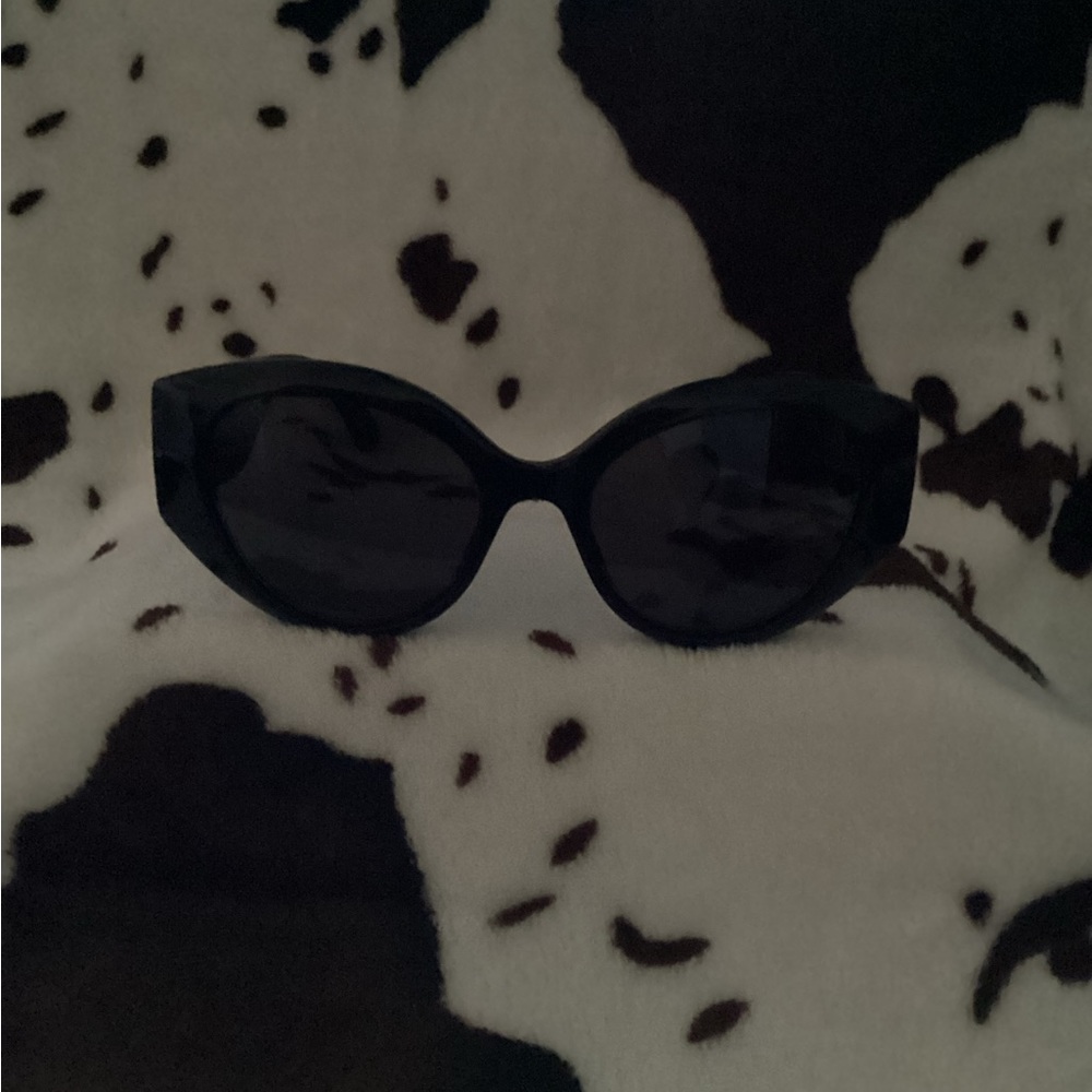 💋😎Gucci Sunglasses💕😎 - Picture 4 of 10